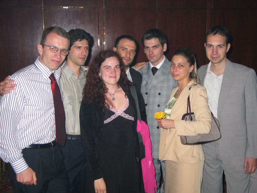 Oameni care tin la petrecere_ Salcie, Sovu', Brindusa, Gabi, Cornel, Andreea si Pene.jpg